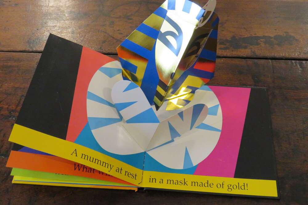 ROBERT SABUDA. The Mummy’s Tomb. A Pop-Up Book.